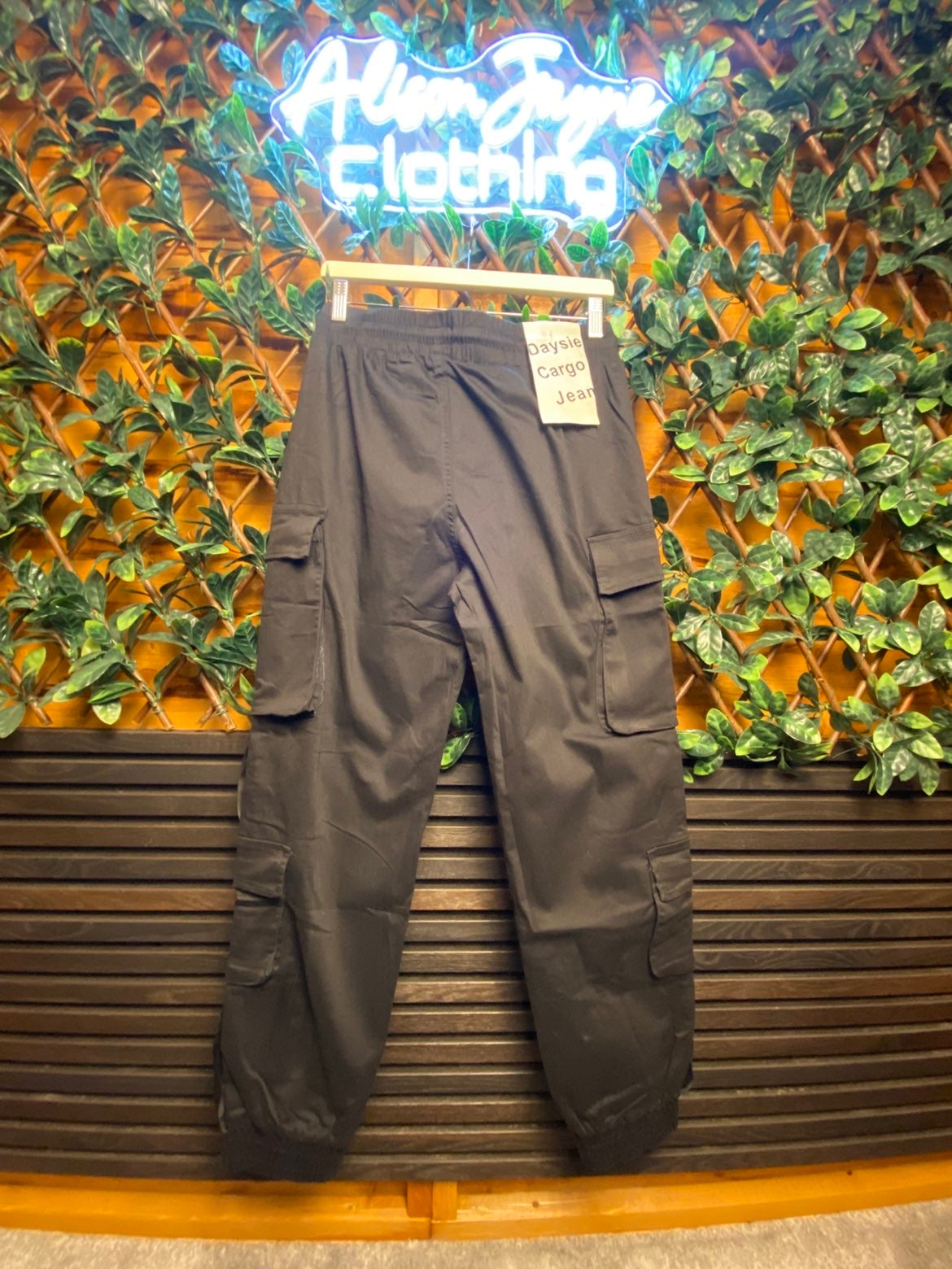 DAYSIE- Cargos with pockets and drawstring.