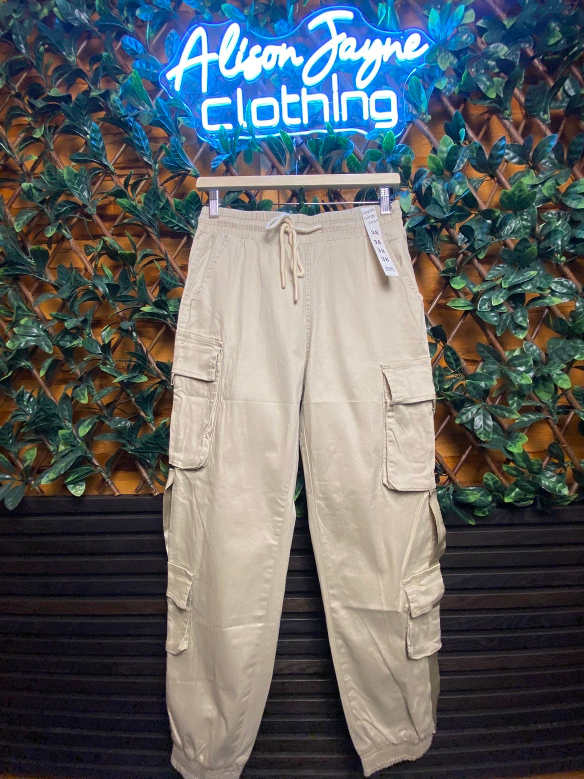 DAYSIE- Cargos with pockets and drawstring.