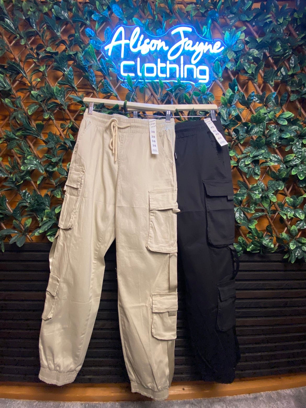 DAYSIE- Cargos with pockets and drawstring.