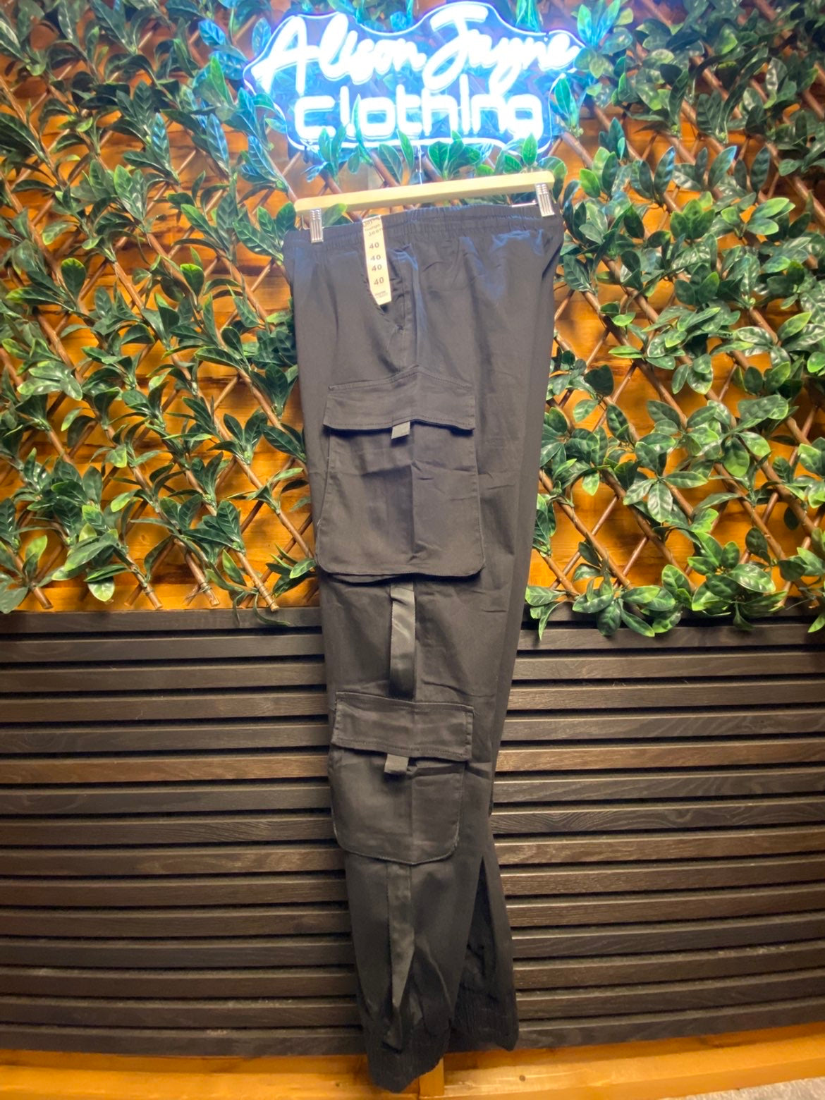 DAYSIE- Cargos with pockets and drawstring.
