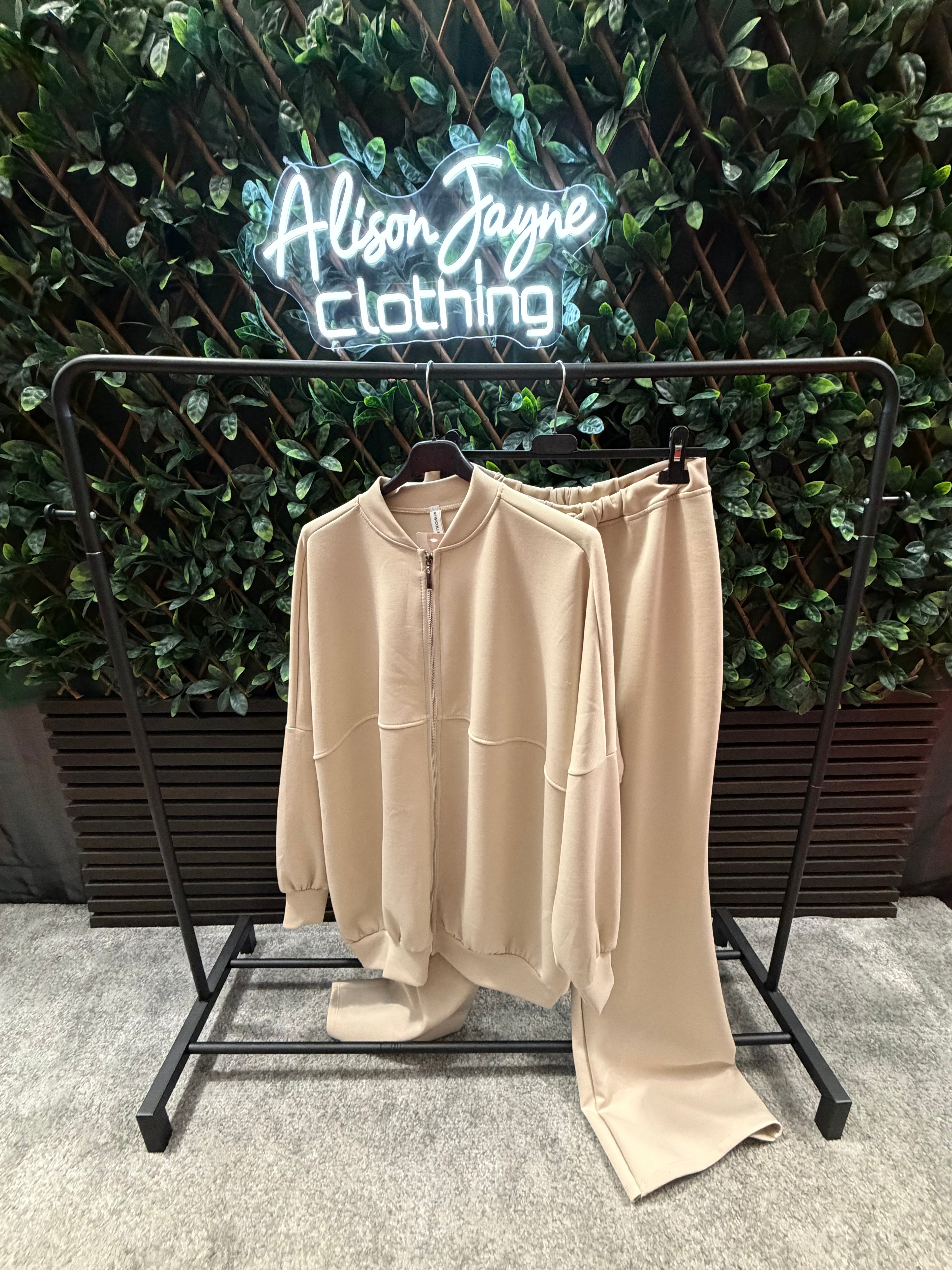 PLUS SIZE Bomber style tracksuit. (16–22)