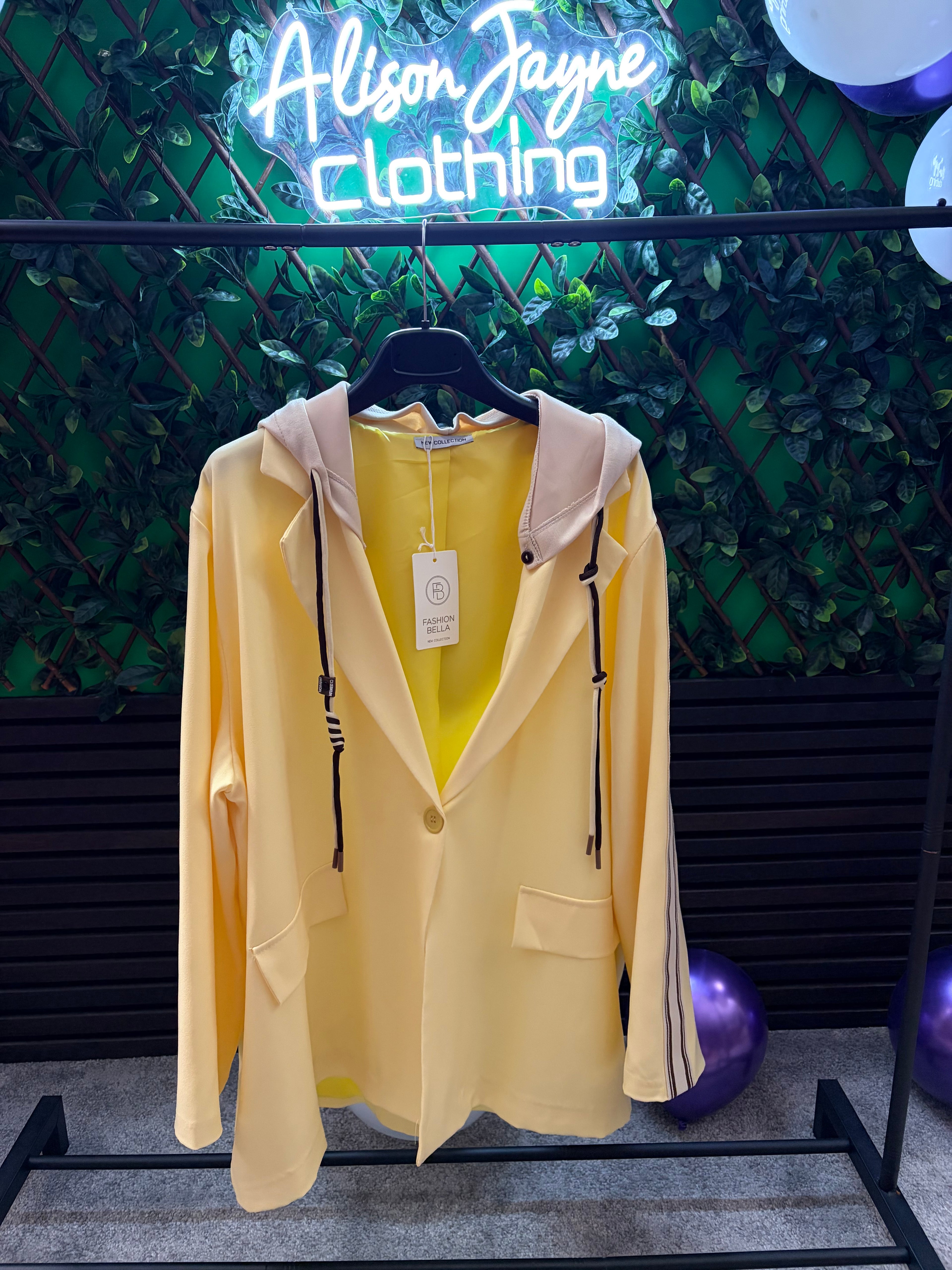 PLUS SIZE Blazer with detachable hood. (16-22)