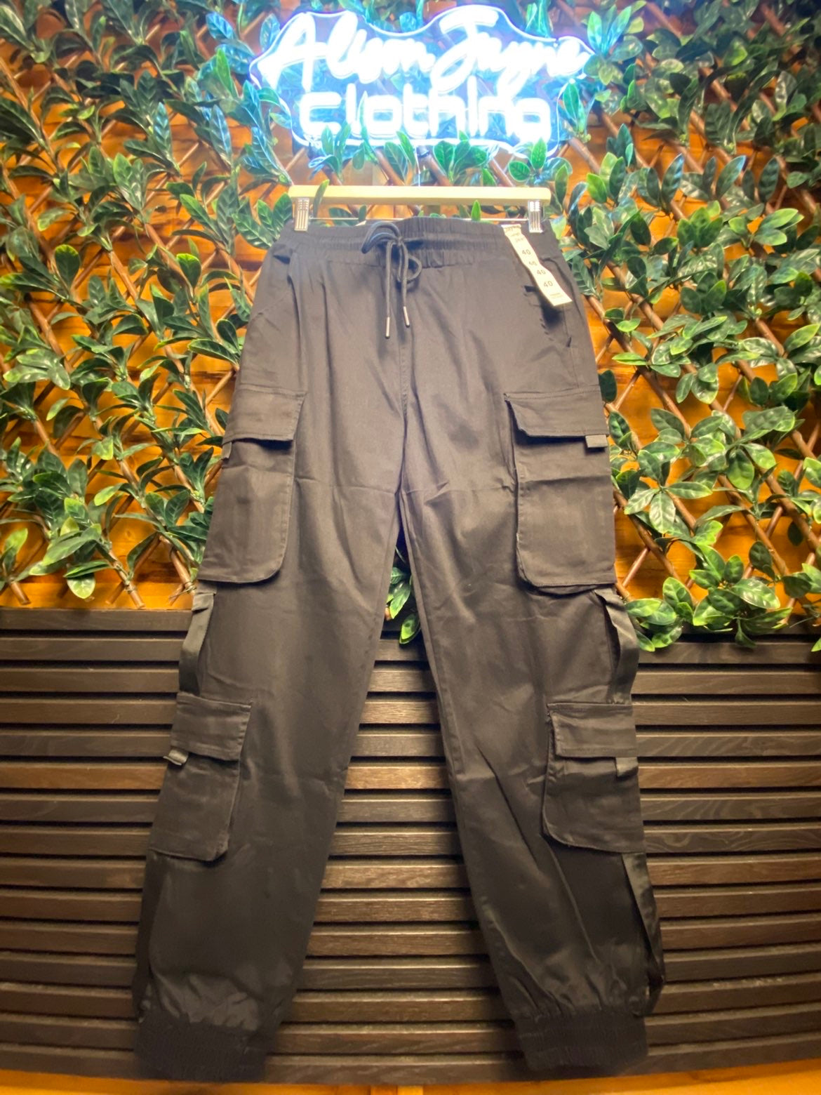 DAYSIE- Cargos with pockets and drawstring.
