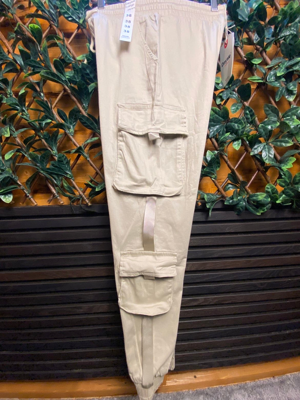 DAYSIE- Cargos with pockets and drawstring.