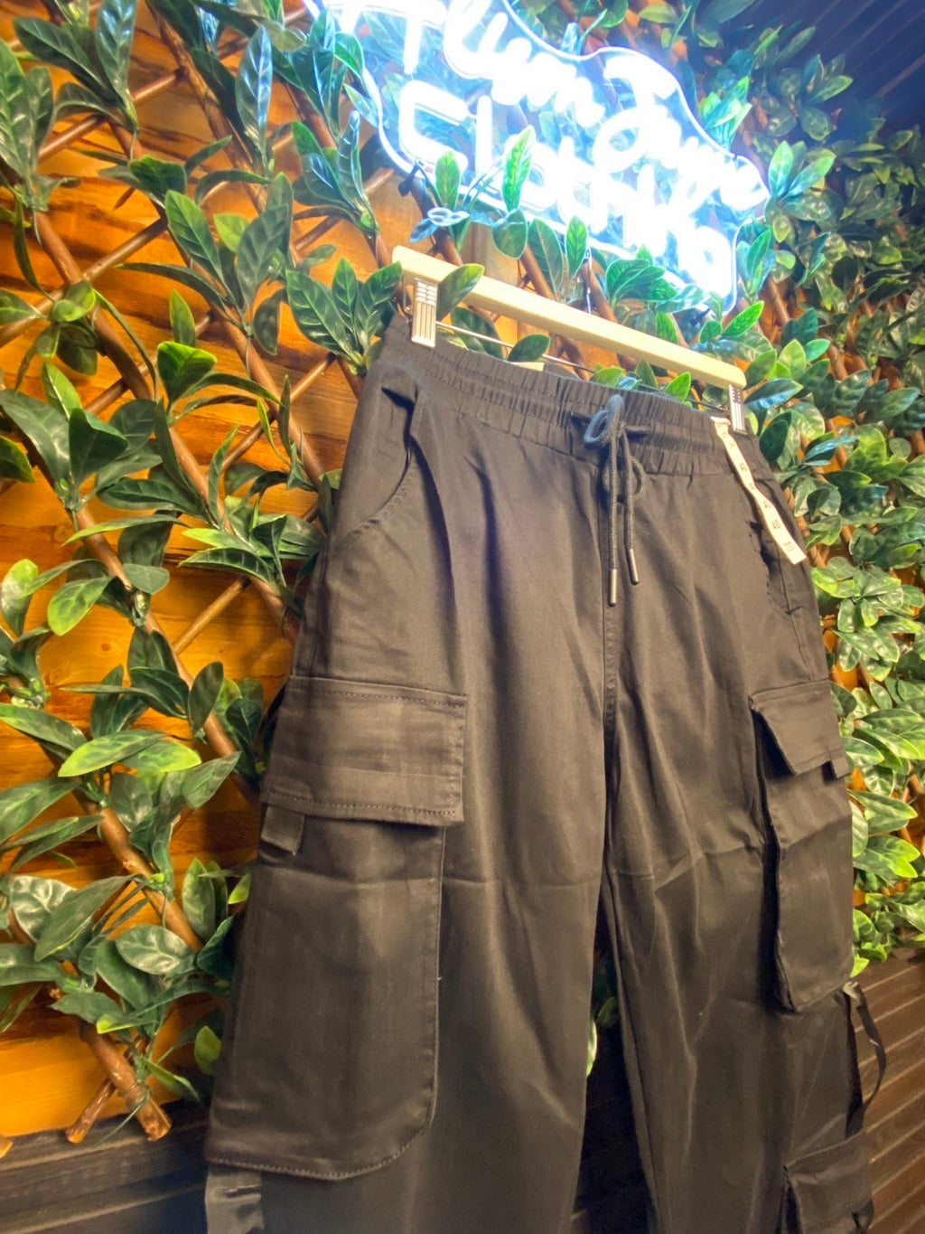 DAYSIE- Cargos with pockets and drawstring.