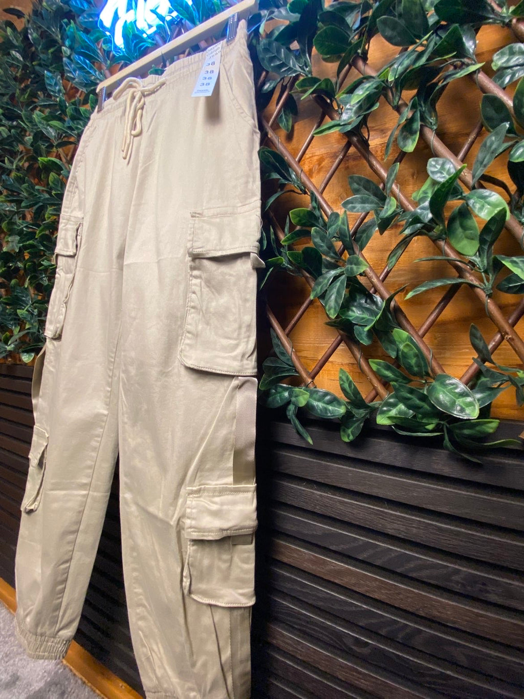 DAYSIE- Cargos with pockets and drawstring.