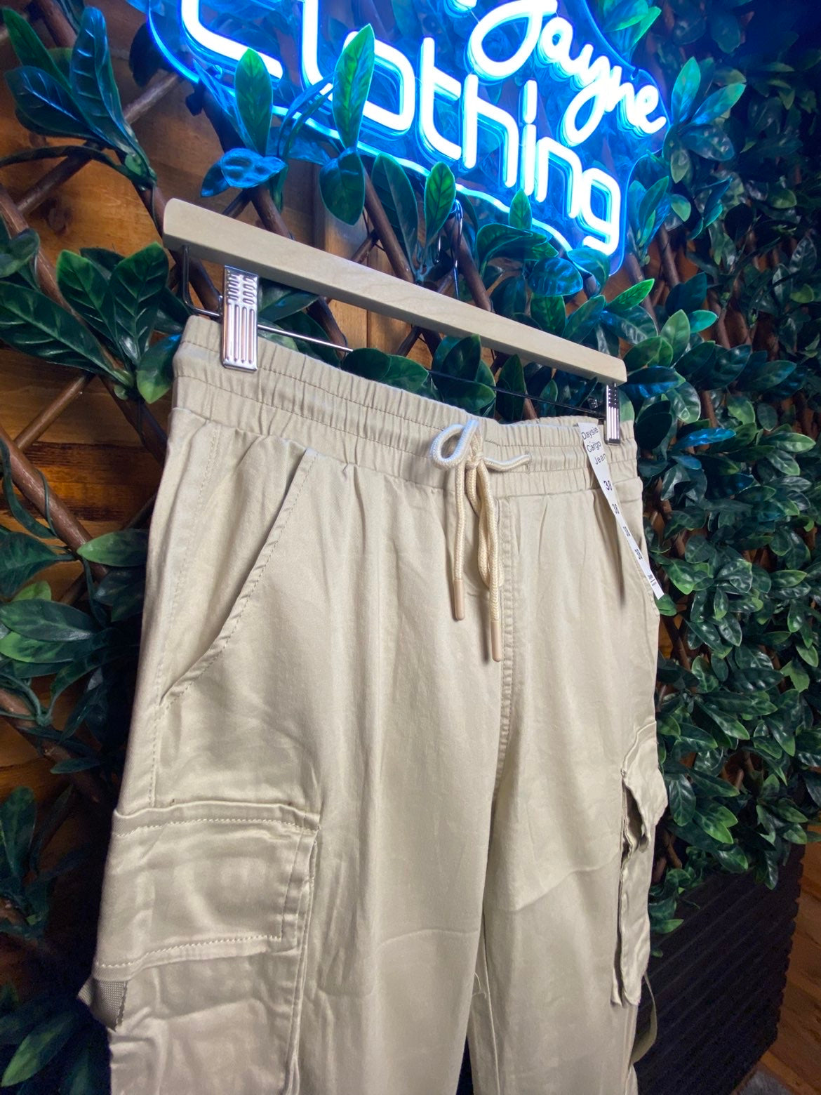 DAYSIE- Cargos with pockets and drawstring.